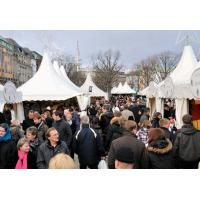 2153_0986 Zelte eines Weihnachtsmarktes auf dem Hamburger Jungfernstieg - Passanten. | Adventszeit - Weihnachtsmarkt in Hamburg - VOL.1